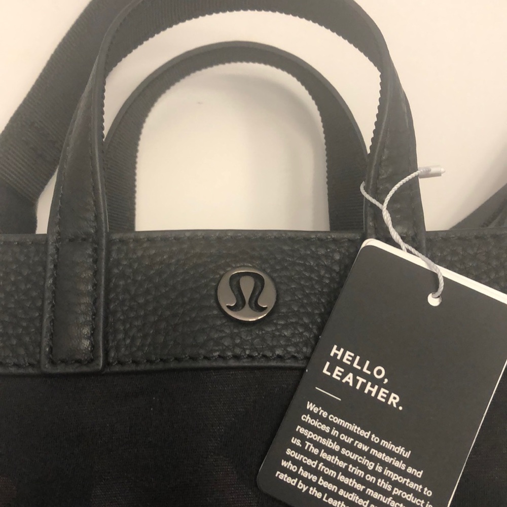 New Lululemon Camo Micro Crossbody Bag - Picture 5 of 5